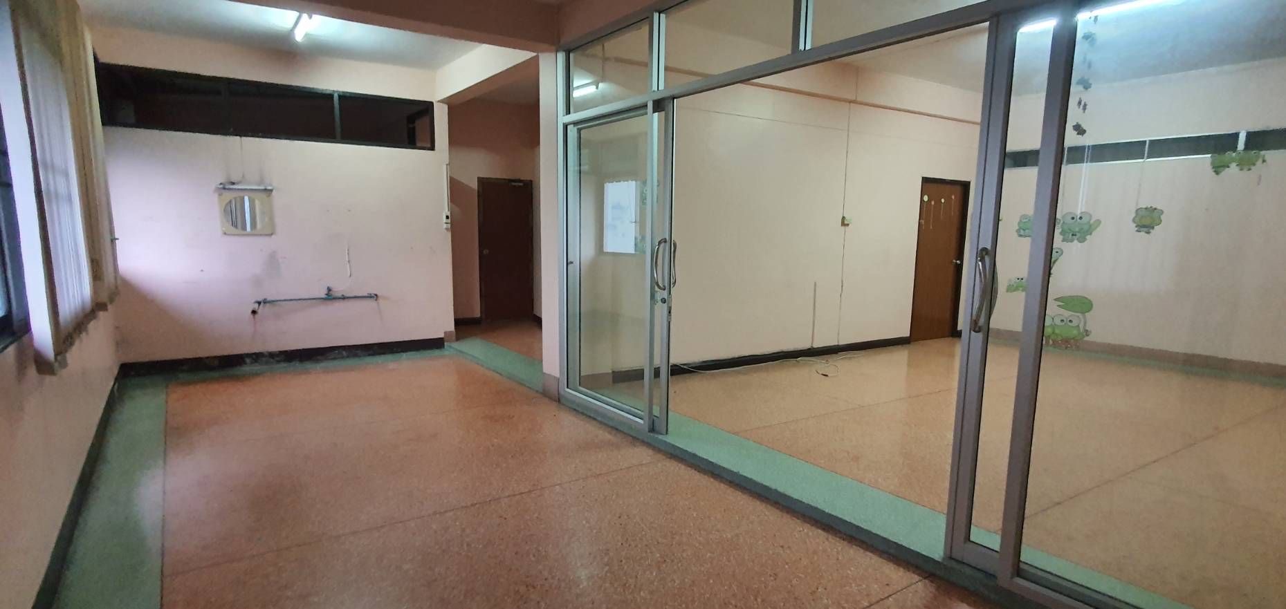 ให้เช่า อาคารพาณิชย์พร้อมที่ดิน 285,000บาท/เดือน  ติดถนน พระราม3 พื้นที่ดิน 185ตารางวา + พื้นที่อาคารอีก 567.1ตารางเมตร 